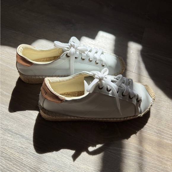 SOLUDOS White & Gold Logo Sneakers - Size US7- NWOB - Picture 5 of 7